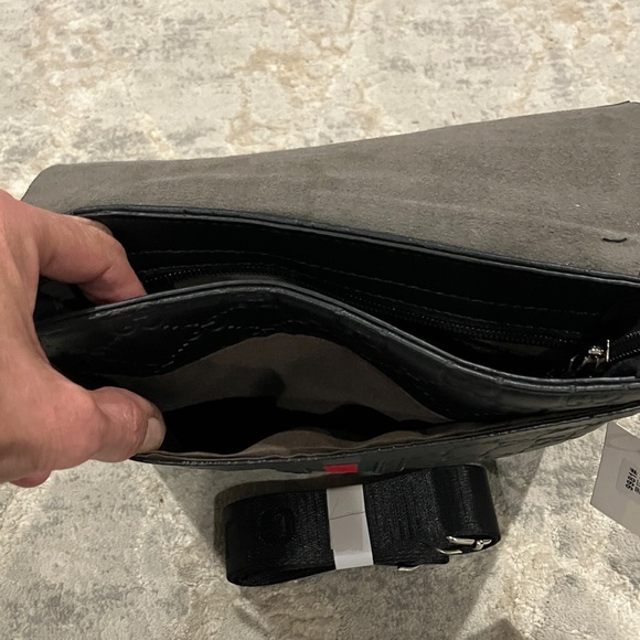 Gucci Black Leather Messenger Bag with Red and Green Stripe - Picture 4 of 4